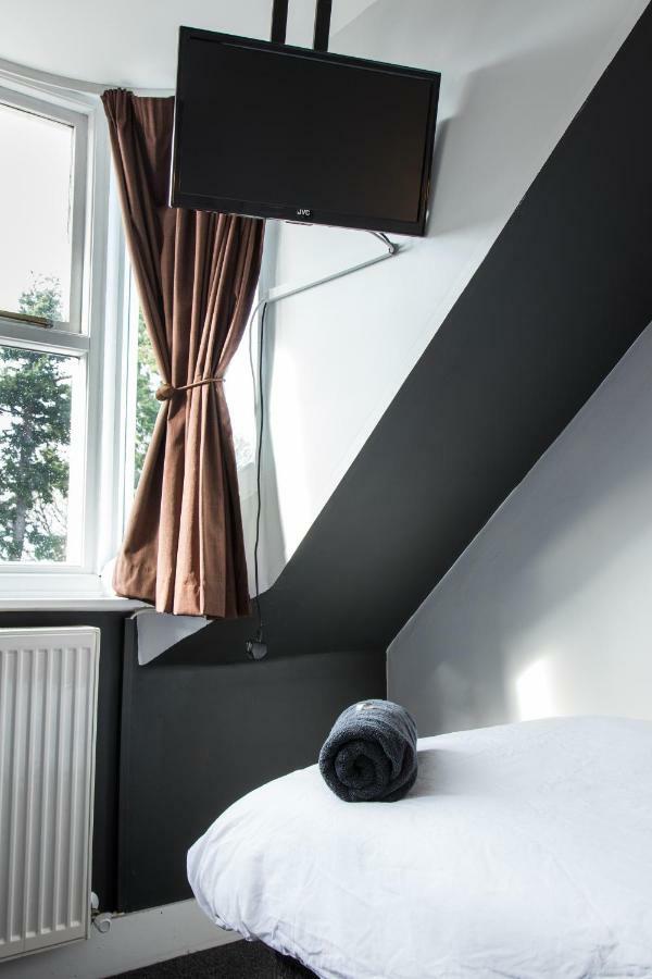 Chambre Lits Jumeaux avec Salle de Bains Commune
